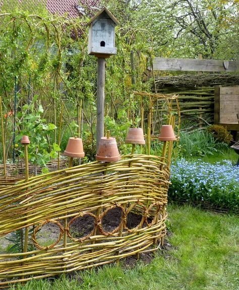 zdjecie ogrodu z wiklina i domkiem dla ptaków 